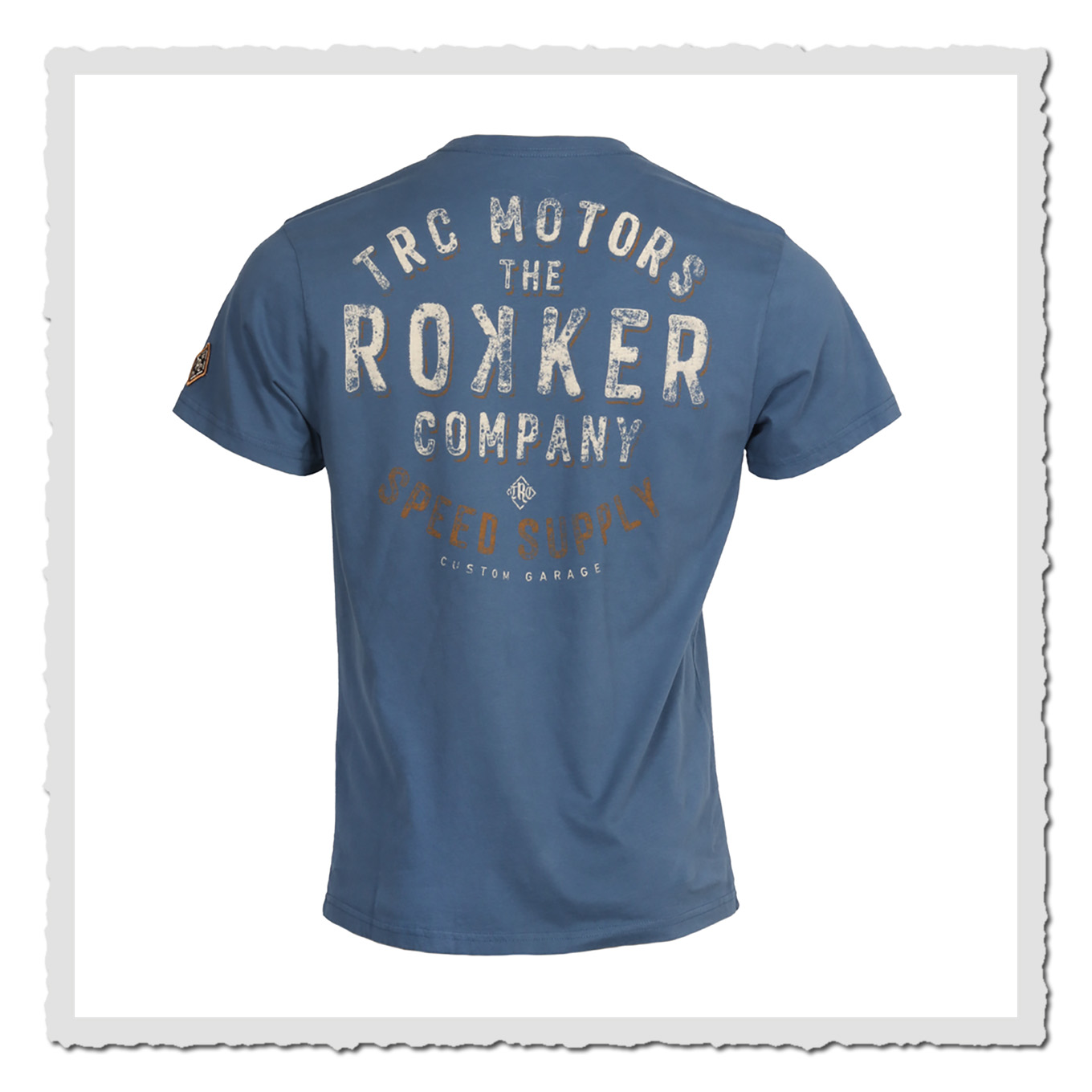 Rückansicht eines blauen T-Shirts mit Rückenprint, freigestellt vor weißem Hintergrund, kurzärmlig.